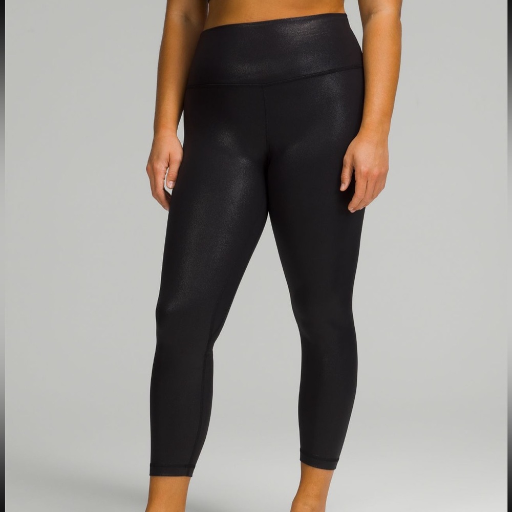 NWT. Align High Rise Pant 28” Shine in Radiate Foil Print Black. Size 4